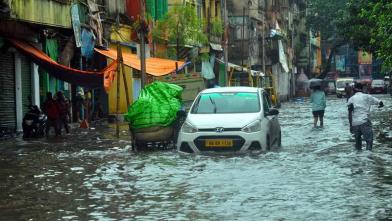 भारी बारिश के कारण कोलकाता में जलजमाव