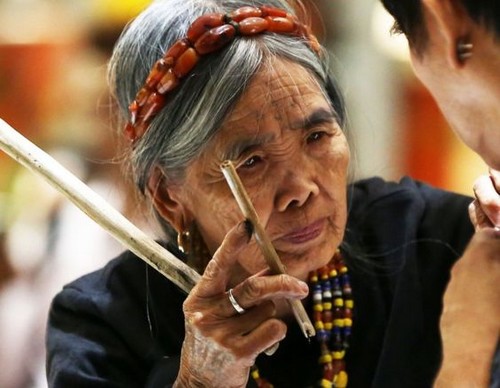  Whang Od , tattoo artist , Philippines , old women , പച്ച കുത്താന്‍ , വാങ് ഓഡ് , മുത്തശ്ശി , ടാറ്റു