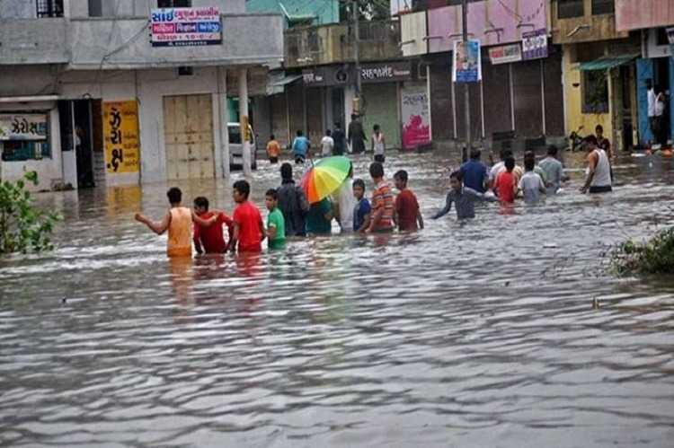 गुजरात में भारी बारिश, 24 घंटे में पूरे मानसून की 8% बारिश, 300 से ज्यादा  सड़कें बंद