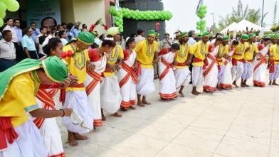 पर्यावरण दिवस पर आदिवासियों ने किया नृत्य, पहनीं पारंपरिक पोशाक