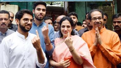 महाराष्ट्र विधानसभा चुनाव 2019 : उद्धव ठाकरे ने परिवार के साथ किया मतदान