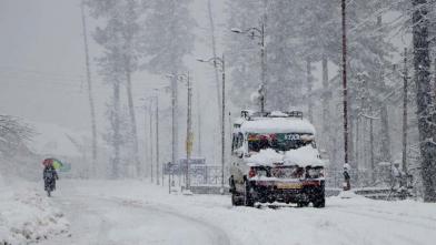 बर्फबारी से कश्मीर अस्त-व्यस्त, सड़क, ट्रेन और हवाई सेवाएं रद्द
