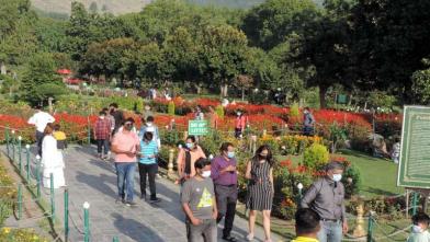 श्रीनगर के मुगल गार्डन में पर्यटकों की भीड़