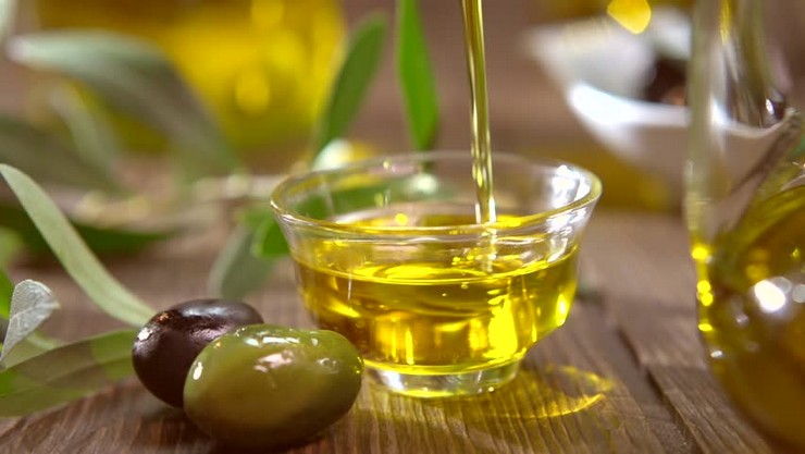 பல்வேறு மருத்துவ நன்மைகளை கொண்ட ஆலிவ் ஆயில் !! - Olive oil with various Medicinal Benefits !! | Webdunia Tamil